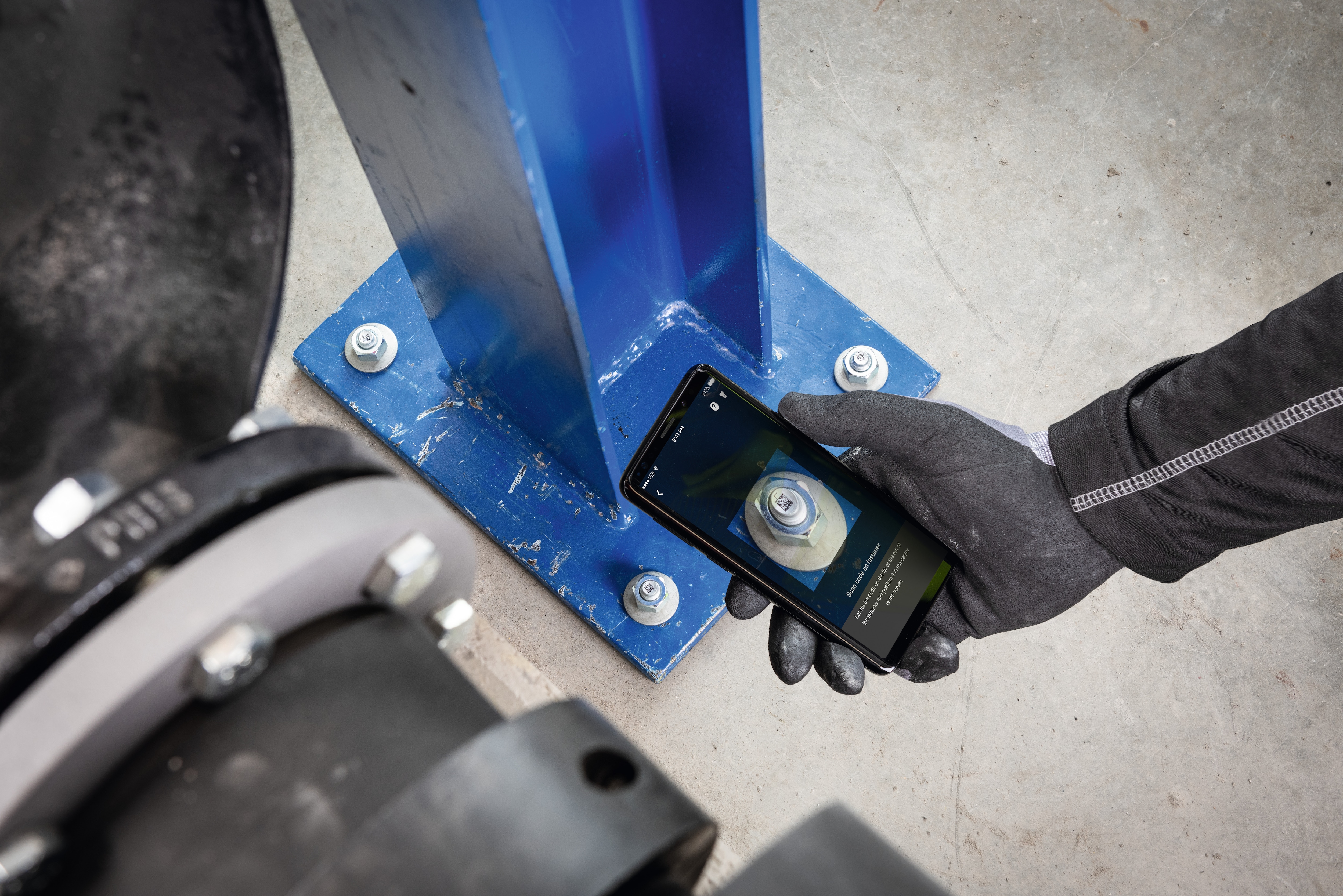 Worker scanning Hilti anchor with his smartphone