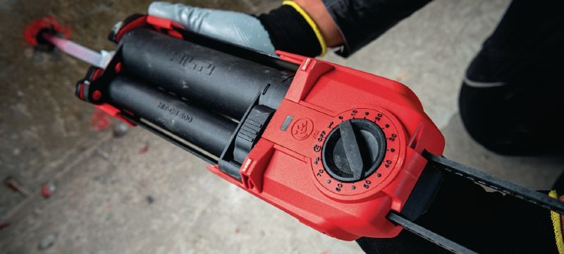 HDE 500-22 充電式黏合劑注射器 這款電池供電的混合/環氧化學黏性錨栓注射器配備一系列智能功能，不僅可以提升速度和安全性，還能減少浪費 (Nuron 電池充電座) 產品應用 1