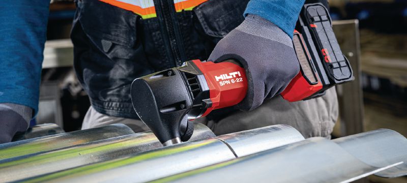 SPN 6-22 CN 充電式電衝剪 這款高效能的充電式電衝剪適用於切割金屬薄板和型材，速度更高且變形率極低 (Nuron 電池充電座) 產品應用 1