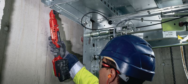 SIW 4R-22 3/8 Right-angle impact wrench Compact, cordless right-angled impact wrench for reaching tough to access applications Applications 1