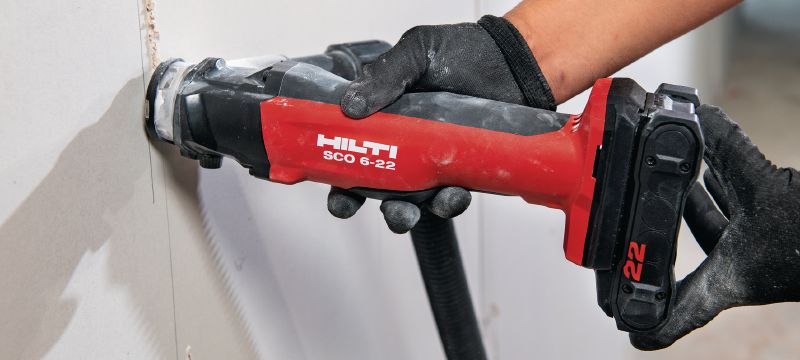 SCO 6-22 切割工具 這款充電式無刷間隔牆切割工具可用於切割牆板和薄金屬板，過程快速且乾淨準確 (Nuron 電池充電座) 產品應用 1