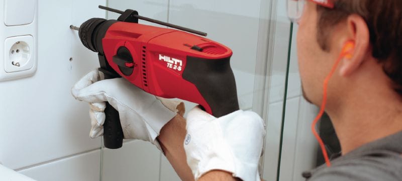 TE 2-S 旋轉電鎚 小型三種操作模式 SDS Plus (TE-C) 電鎚 – 適合於鎚鑽、精密鎚鑽及僅作旋轉鑽孔 產品應用 1