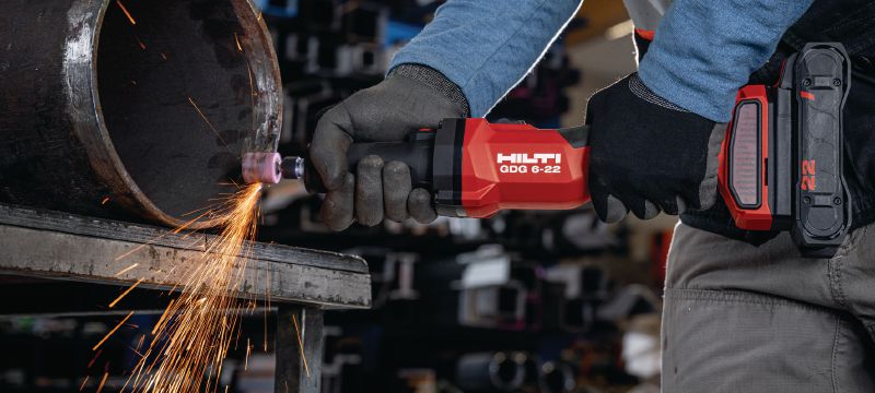 GDG 6-22 充電式模具研磨機 這款可變速的充電式模具研磨機配有強大的無刷馬達，在製造金屬和進行建築金屬加工時可運行更長時間 (Nuron 電池充電座) 產品應用 1