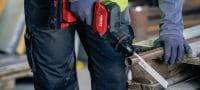 SR 4-22 單手操作型往復 (馬刀) 鋸 這款充電式無刷往復 (馬刀) 鋸設計精巧輕身且可供單手操作，適用於進行日常拆除工作以及快速精確的切割 (Nuron 電池充電座) 產品應用 1
