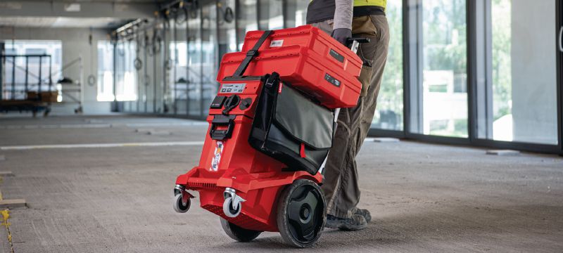 VC 40L-X L 級除塵器 功能強大的除塵器配有大容器和推桿手柄，可用於連接電動工具和工地清潔 (乾濕兩用)，30 升水箱 產品應用 1
