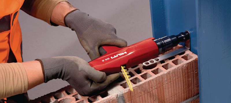 DX 2 火藥擊釘器 半自動的火藥驅動工具，適用於在混凝土和鋼材上緊固單排釘作中型應用 產品應用 1