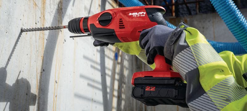 TE 2-22 充電式電鎚鑽 小型輕身 SDS Plus 充電式電鎚鑽，並且配備手槍式把手，上向鑽孔時依然極易操控（Nuron 電池充電座） 產品應用 1