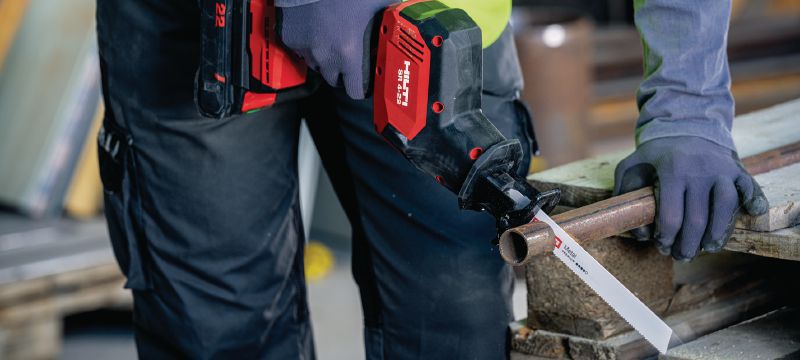 SR 4-22 單手操作型往復 (馬刀) 鋸 這款充電式無刷往復 (馬刀) 鋸設計精巧輕身且可供單手操作，適用於進行日常拆除工作以及快速精確的切割 (Nuron 電池充電座) 產品應用 1