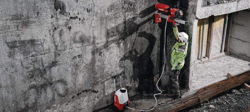DD 160-22 充電式鑽孔機 精巧且功能強大的充電式取芯機適用於直徑為 52-162 mm (2 - 6-3/8) (Nuron 電池充電座) 的支架鑽石取芯鑽孔 產品應用 1