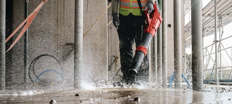 NBL 6-22 充電式吹塵器 用於清理工地碎片並準備工作表面的強勁工地吹塵器 (Nuron 電池充電座) 產品應用 1
