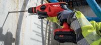 TE 2-22 充電式電鎚鑽 小型輕身 SDS Plus 充電式電鎚鑽，並且配備手槍式把手，上向鑽孔時依然極易操控（Nuron 電池充電座） 產品應用 1