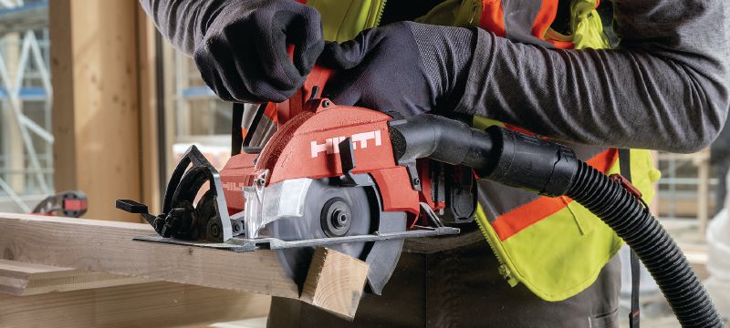 SC 6WL-22 木材用充電式圓鋸 木材用充電式圓鋸具備 165 mm | 6-1/2 直徑的通用木材鋸片，切割速度更快且深度可達 60 mm | 2-3/8 產品應用 1