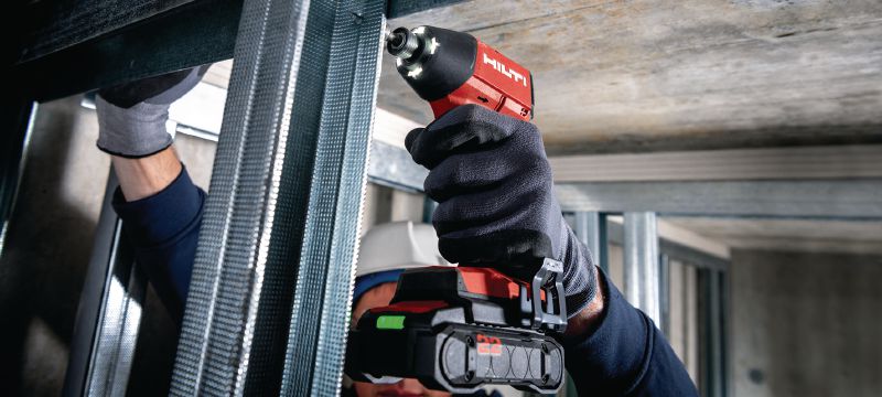 SID 4-22 充電式敲擊電批 經過優化的精巧無刷敲擊式電批，能更可靠、更高效率地在木材和金屬上完成非結構性緊固工作 (Nuron 電池充電座) 產品應用 1